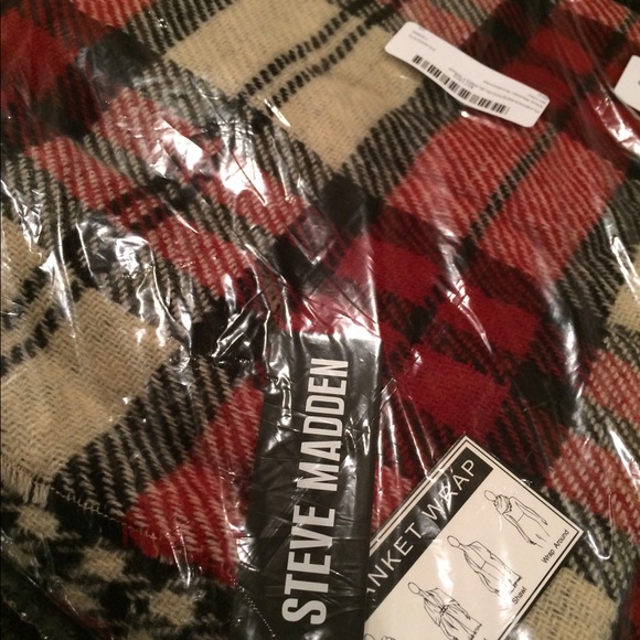 NWT Steve Madden Plaid Blanket Scarf - Picture 3 of 3