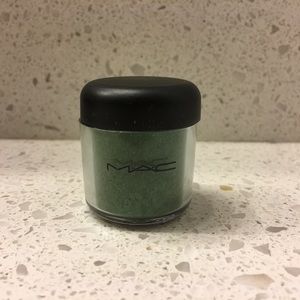 MAC pigment (emerald green)