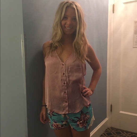 Hey! I'm Meaghan 💃🏼❤️ - Picture 3 of 3