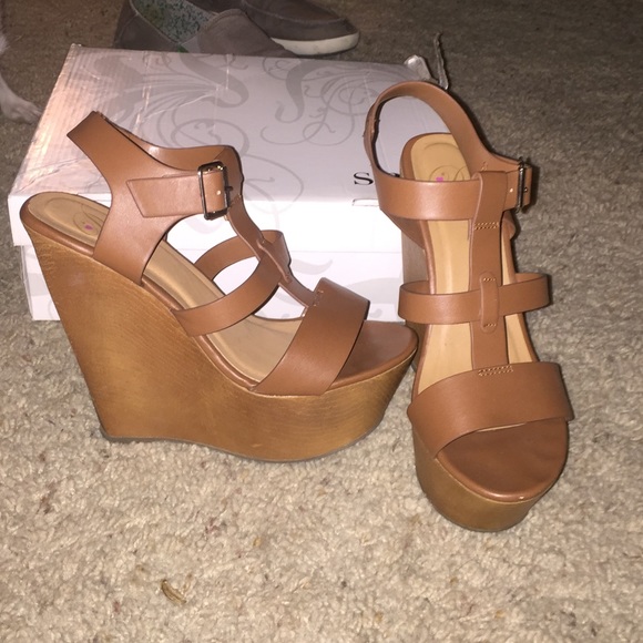 Size 8 brown wedges. Only been worn 3 times