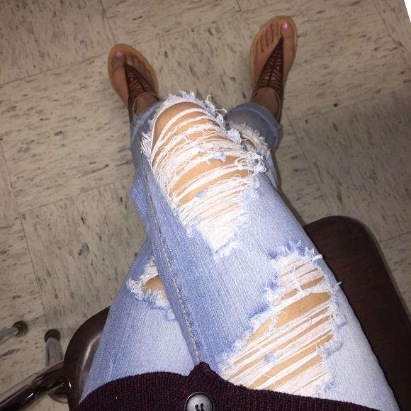 Medium wash destroyed jeans