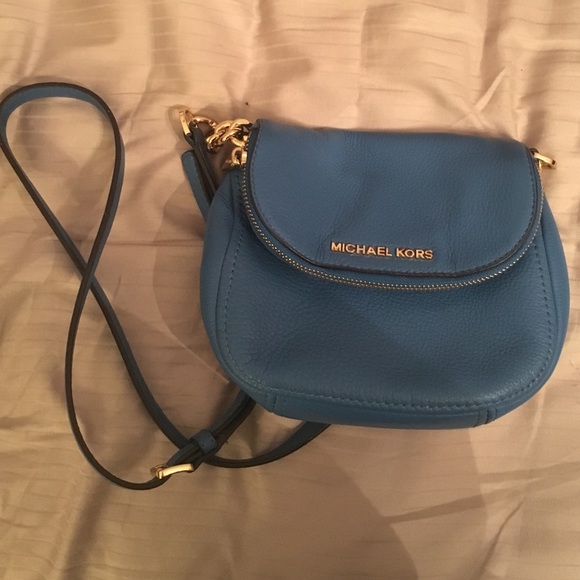 Michael Kors Handbags - GREAT DEAL!! michael kors cross body purse!!!