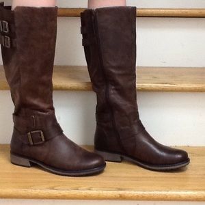 Brown bare trap boots