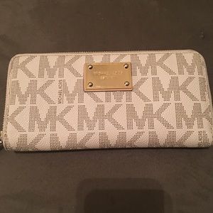 USED MK wallet. 💕