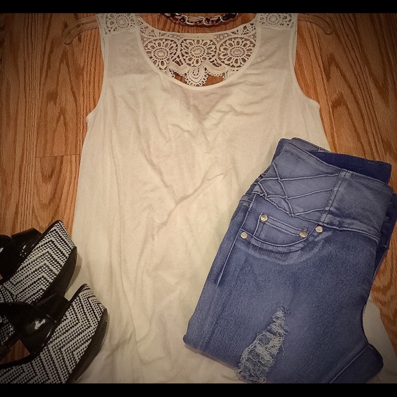 😎 CREAM COLORED w/CROCHET ACCENT, OPEN BACK TUNIC