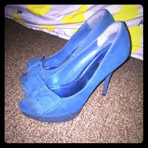 Blue bow heel