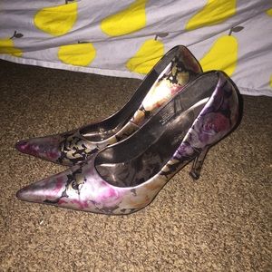 Floral pointed heel