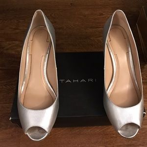 TAHARI Janna Leather Pumps, Silver, size 9.5