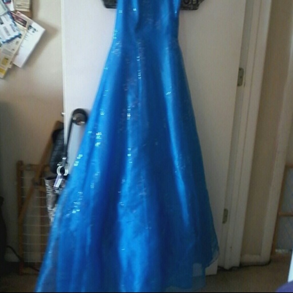 Gown - Picture 3 of 4
