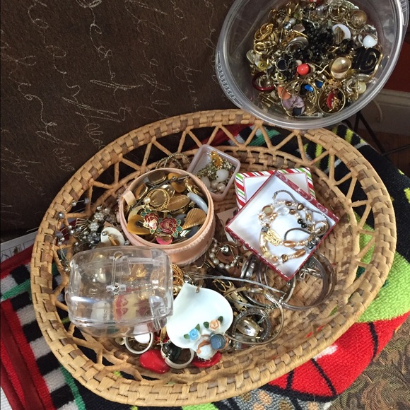 Costume Jewlery. Lots of pieces.