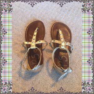 Girl's sandals size 2. PS Aeropostale. Gold