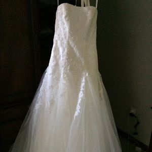 Wedding dress size 2.Hasnt been altered Never worn