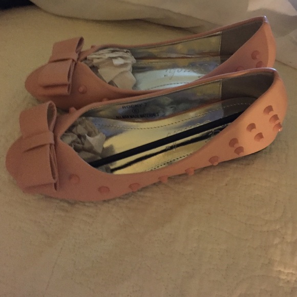 Beautiful baby pink studded flats with a bow. - Picture 2 of 3