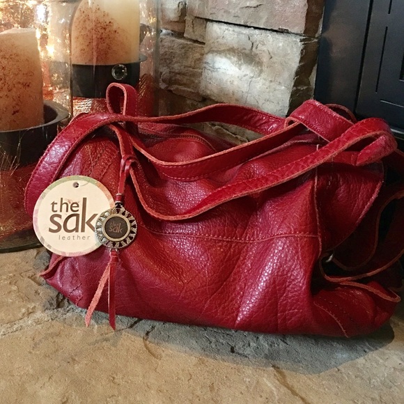 NWT-sak cherry crossover hand bag.