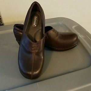 New never worn clogs