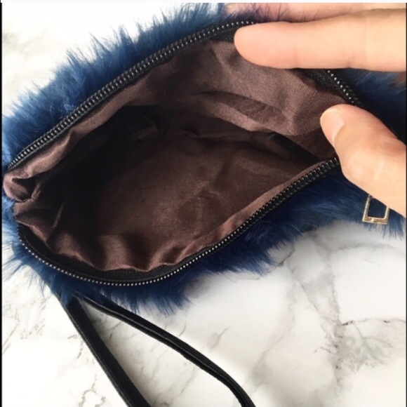 Vikki fun faux fur wristlet - Picture 3 of 3