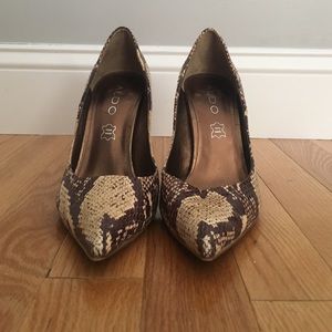 Pointed toe heels, snake skin printed design size7