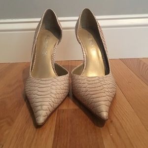 Sophisticated pointed toe heel size 37