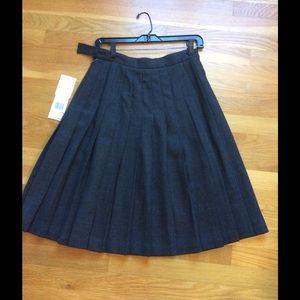 Gray wool pleated skirt -NEW w tags - size 6