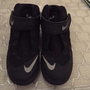 Boys Nike Lebron James sneakers sz 3 black