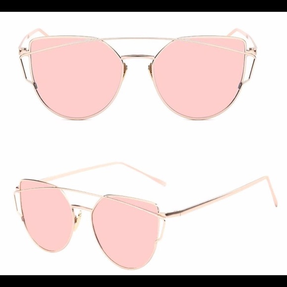 Back in stock📢 Rose gold mirrored Sunglasses - Picture 2 of 3