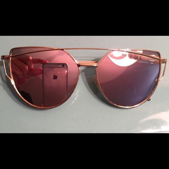 Back in stock📢 Rose gold mirrored Sunglasses - Picture 3 of 3