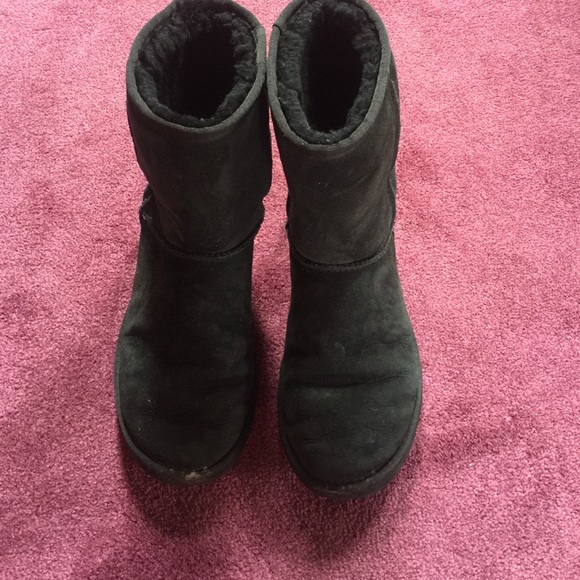 Black short uggs
