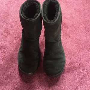 Black short uggs
