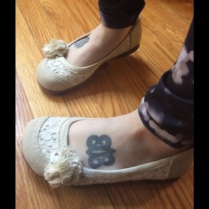 Jellypop neutral flats w/ flower and pearl detail