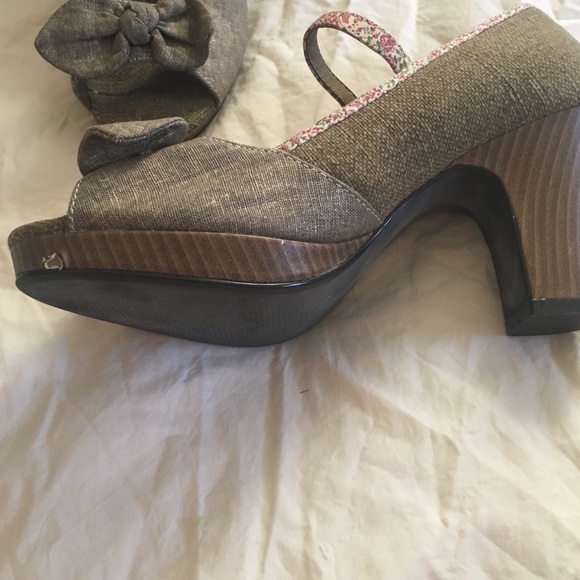 Stacked heal burlap and floral shoes - Picture 2 of 4