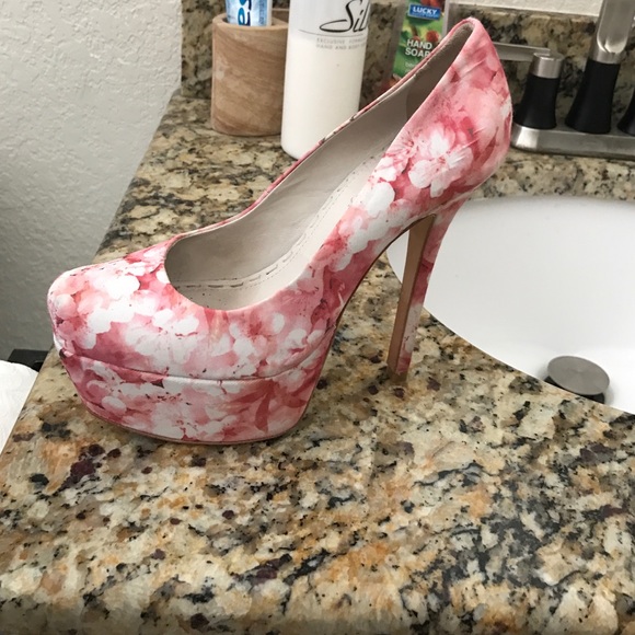 Shoe - Picture 2 of 4