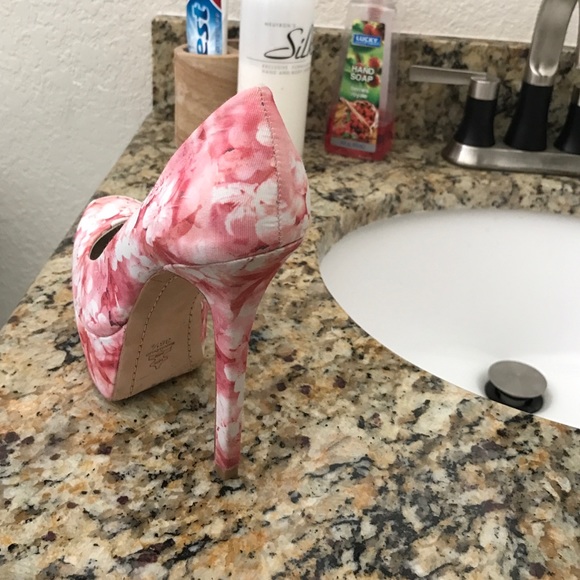 Shoe - Picture 3 of 4