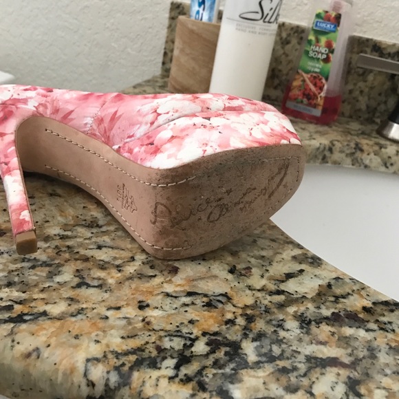 Shoe - Picture 4 of 4