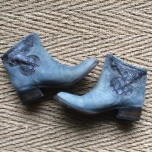 FREE BIRD BY STEVE MADDEN leather w crochet panels