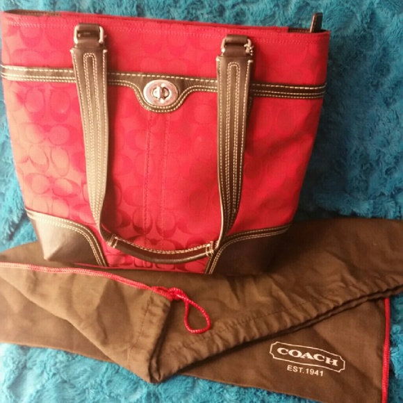 COACH Holiday Red Hamptons Canvas Bad