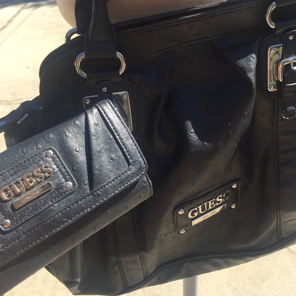 Black Guess handbag with matching wallet - Picture 3 of 4