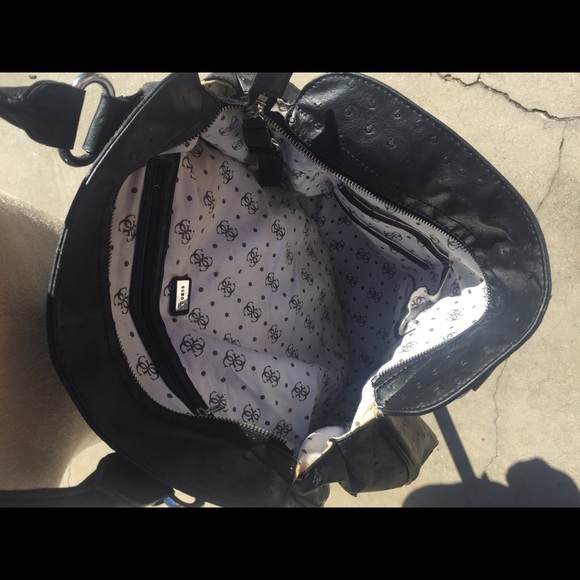 Black Guess handbag with matching wallet - Picture 4 of 4