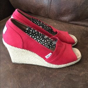Toms red wedges