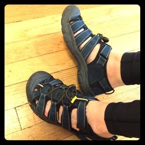 Navy Keens youth size 4 women's 6