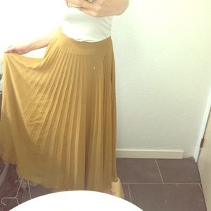Long pleated yellow skirt with slip