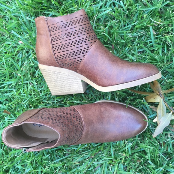 ๐ Laser Cut Block Heel Ankle Boots - Picture 3 of 3