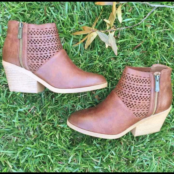 ๐ Laser Cut Block Heel Ankle Boots - Picture 2 of 3