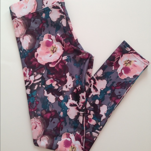 ❌SOLD❌AEO HI-RISE FLORAL LEGGINGS 🎀 - Picture 2 of 2