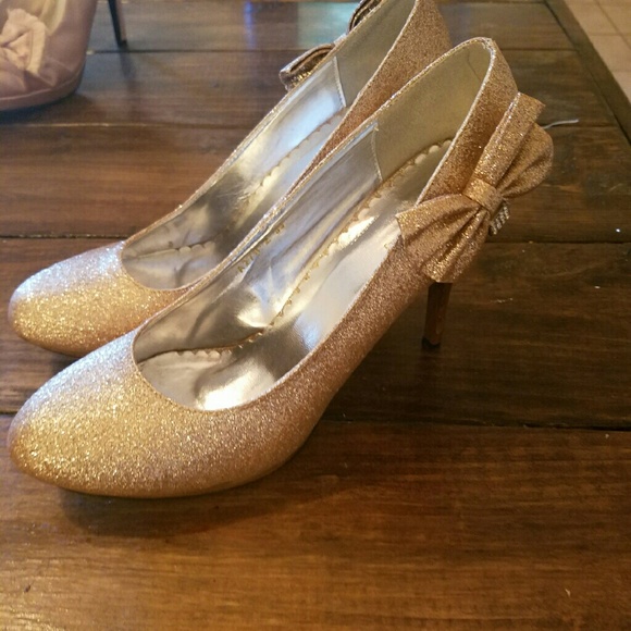 Gold glitter pumps