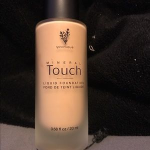 Younique mineral foundation