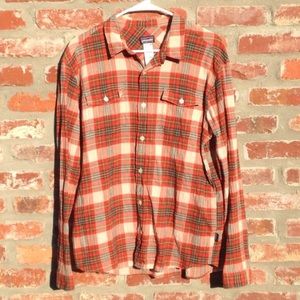 Patagonia Men's light weight flannel Size Large