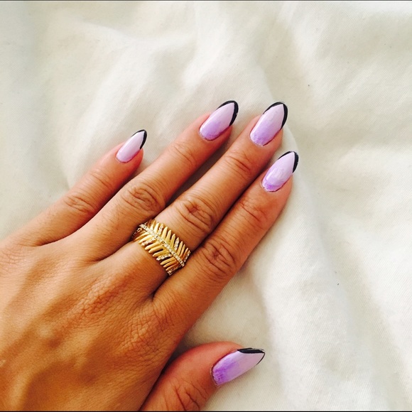 BCBGMAXAZRIA size 7 feathered gold ring. - Picture 3 of 4