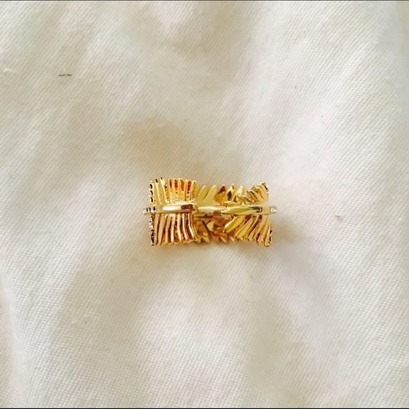 BCBGMAXAZRIA size 7 feathered gold ring. - Picture 4 of 4