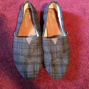 grey plaid toms