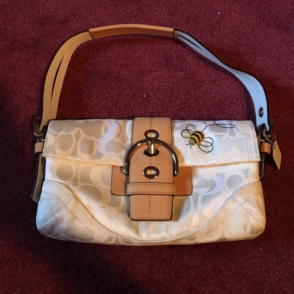 White coach bag with bumblebee detail
